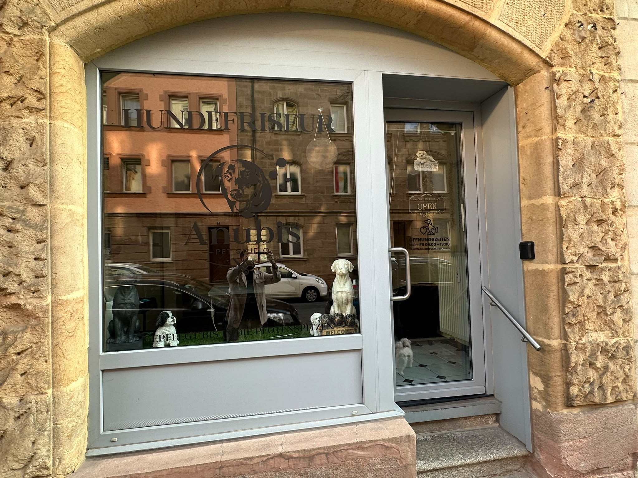 Schaufenster und Eingang des Anubis Pet Studios